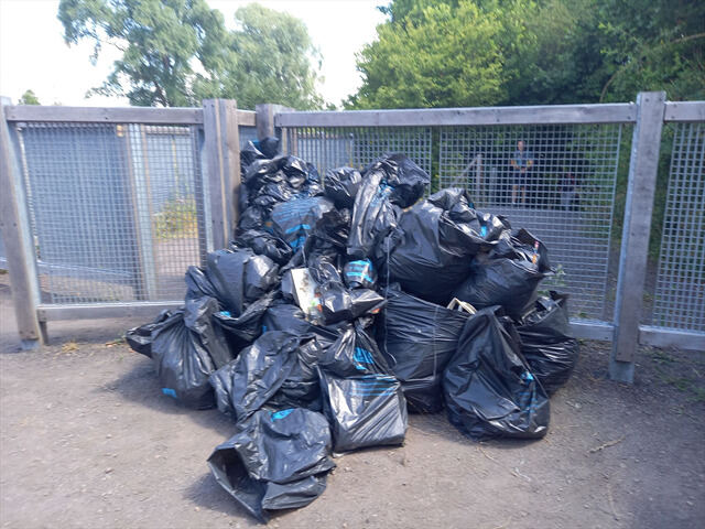 Sacs de déchets ramassés lors d'une sortie géocaching et nettoyage