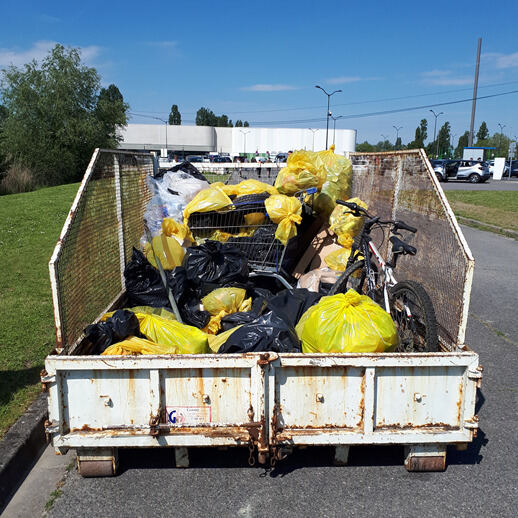 Benne remplie de déchets collectés lors d'une opération de nettoyage