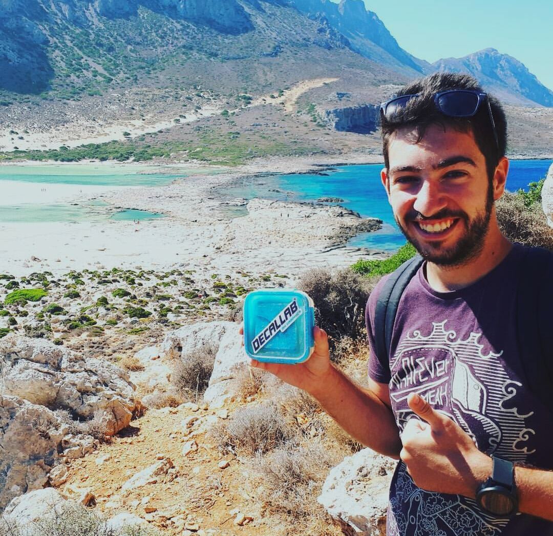 Cache trouvée face à une crique turquoise en Crète