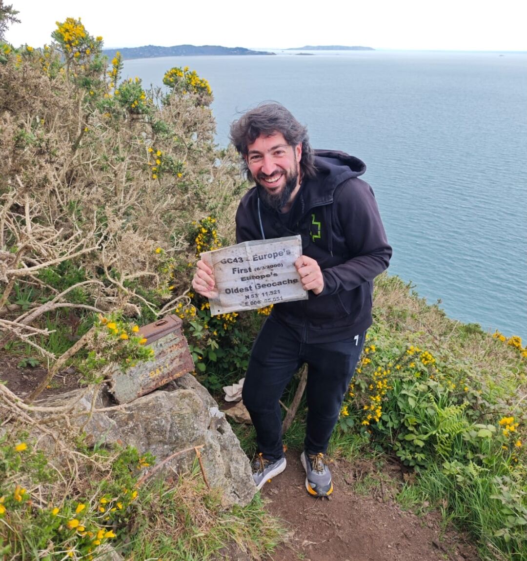 Morgan sur le terrain, devant GC43, la plus ancienne géocache d'Europe