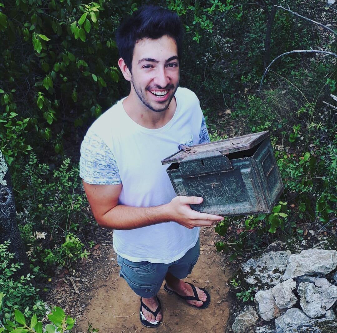 Grande boîte de cache retrouvée en forêt