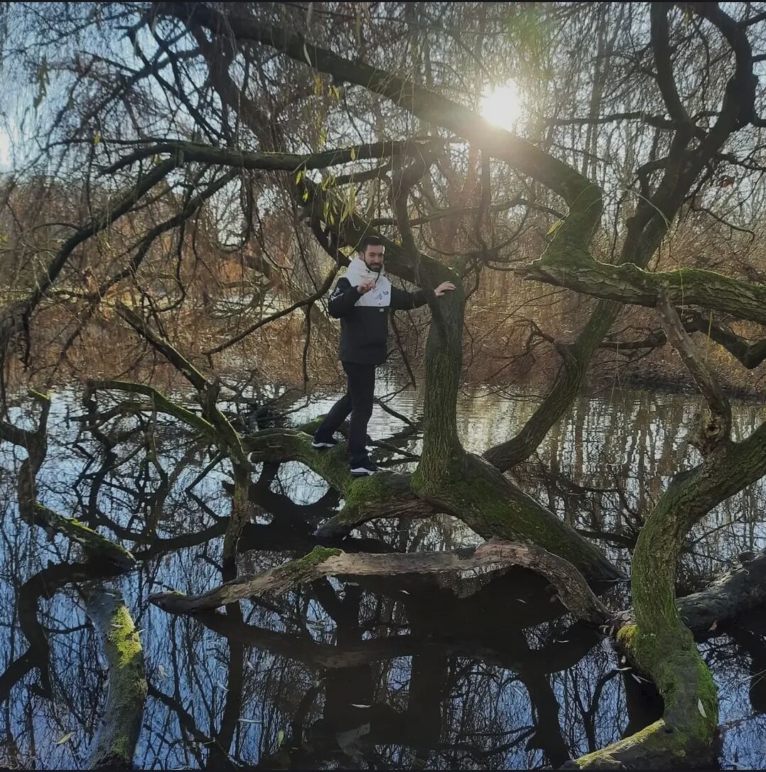 Recherche de cache dans des arbres moussus au-dessus de l'eau